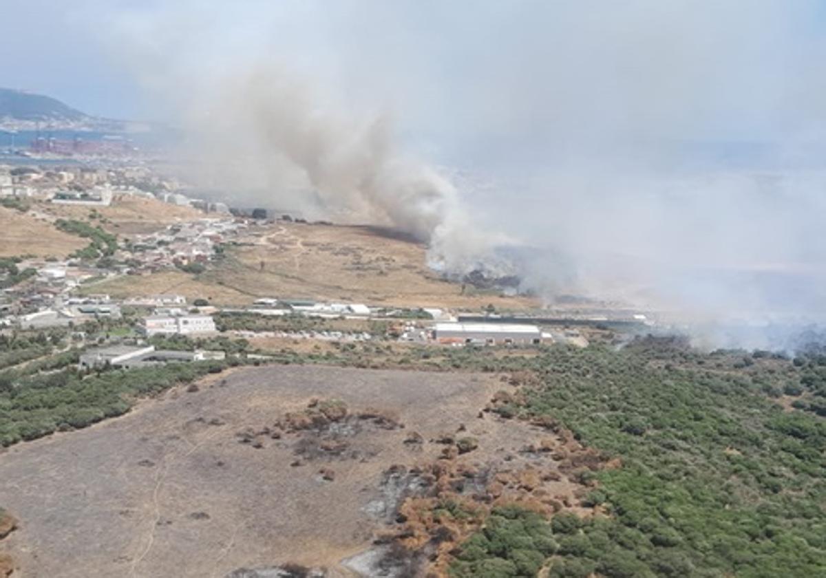 Desalojos en Algeciras por un incendio en Botafuegos que lleva a la Junta a activar la fase 1 de emergencia