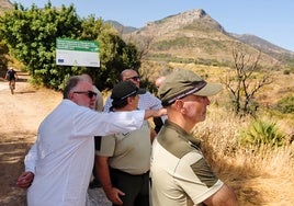 Visita del alcalde y el delegado de Medio Ambiente, con técnicos, al carril mejorado.