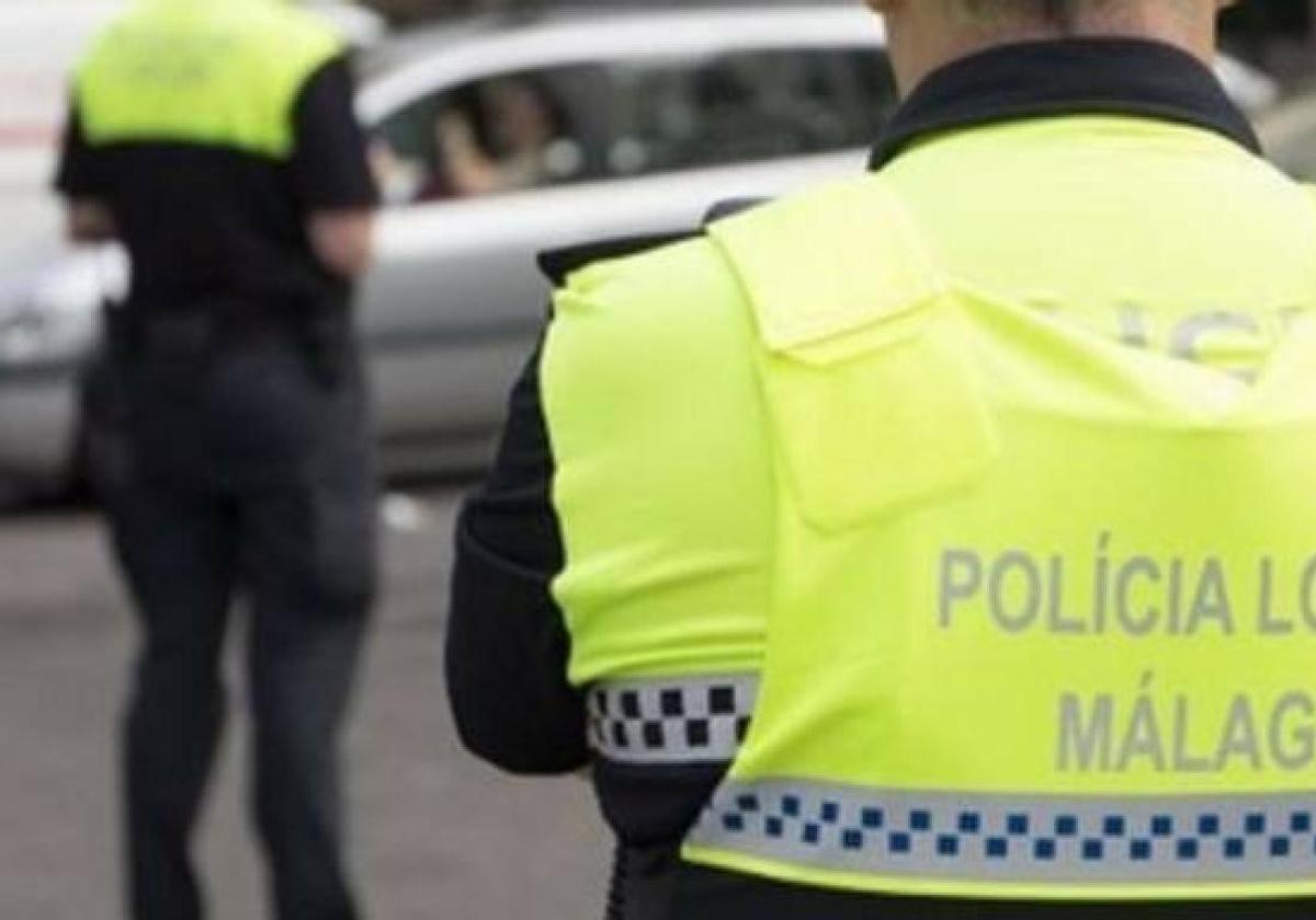 Varios jóvenes recriminan a un hombre que consuma drogas delante de menores en Málaga y responde lanzándoles piedras