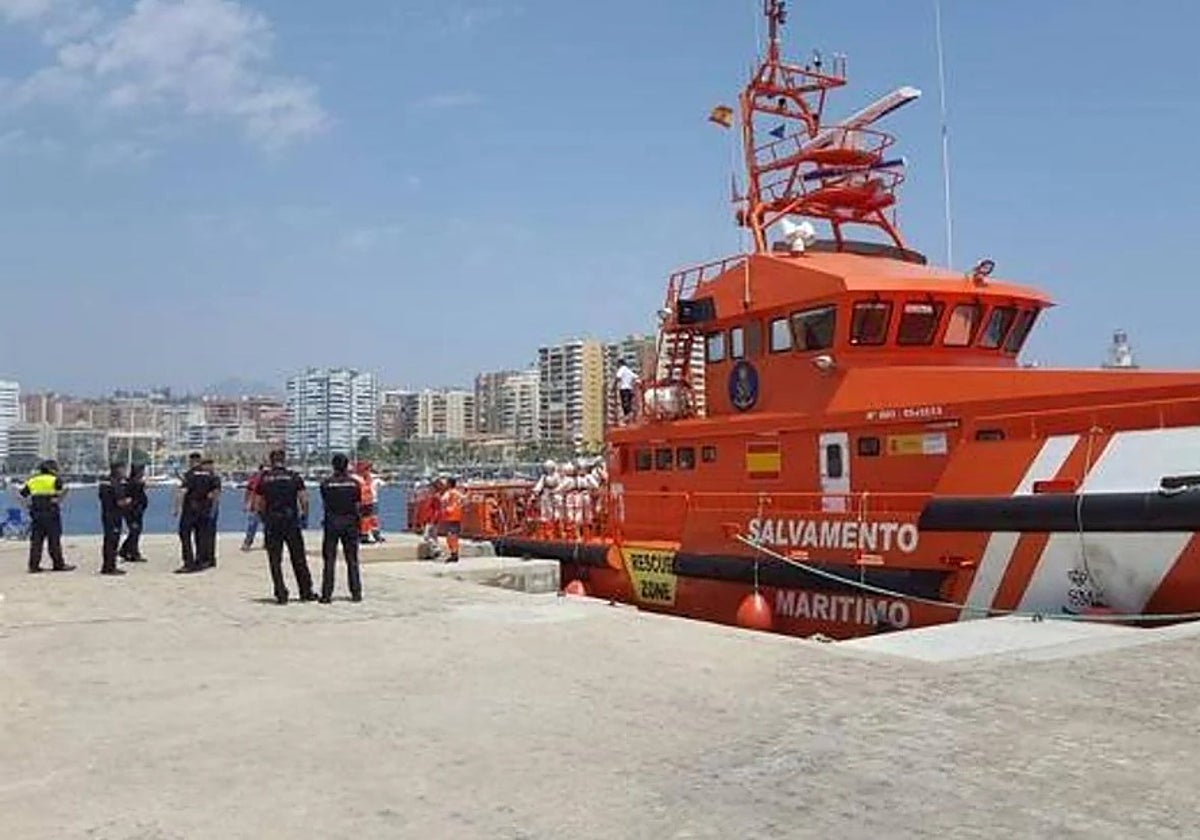 Imagen de una embarcación de Salvamento Marítimo en el puerto de Málaga.