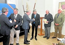 El alcalde y el rector entregaron las distincionesde la Asociación Nacional Ortega Munilla a JoséManuel Domínguez y Sergio Corral; a la derecha,Fernández Verni y Álvaro Mendiola::. FÉlix lorenzo