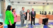 El consejero de Justicia de la Junta, José Antonio Nieto, en un visita a una nueva sala de vistas en un juzgado de Sevilla.