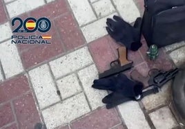 Así es el 'kit del robo violento' que una banda ocultaba en un zulo para preparar atracos a bancos en Málaga
