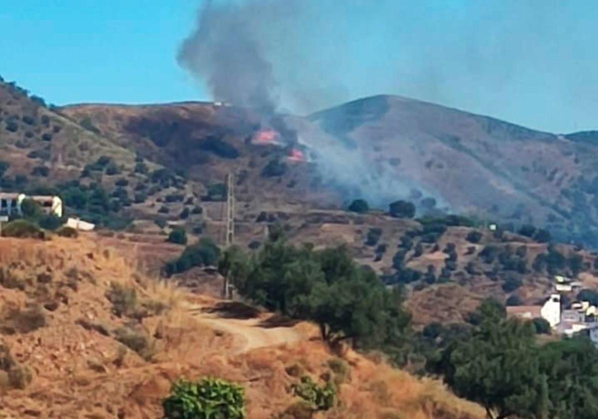 Incendio en el paraje Los Bellacos de Moclinejo.