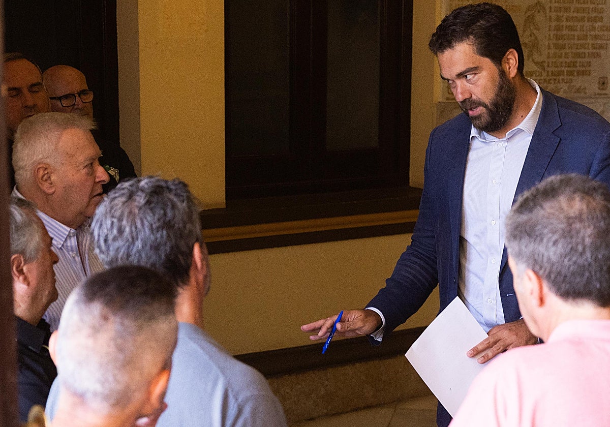 Borja Vivas conversa con los miembros de la APA.