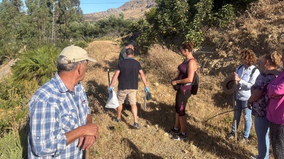 Agentes de la Guardia Civil, este sábado con el arma homicida en una bolsa, tras ser localizada en la finca.