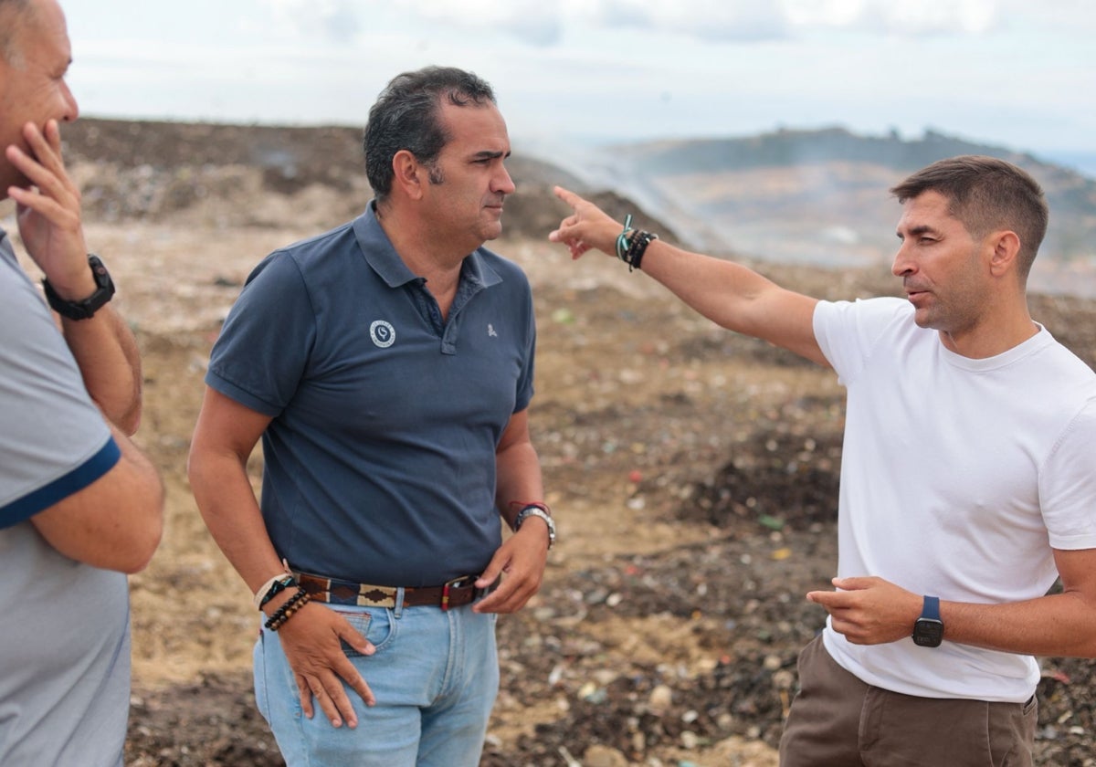 Las autoridades durante su visita a la zona del incendio en la planta de tratamiento de residuos de Casares.