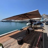 Montaje de la terraza de un restaurante en Puerto Banús en las plazas de aparcamiento de enfrente del establecimiento.