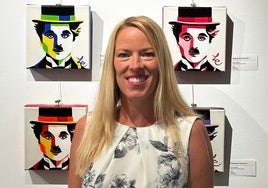 La artista Laura Chapin delante de sus obras en el espacio de arte Gómez y Molina Joyeros en Marbella.