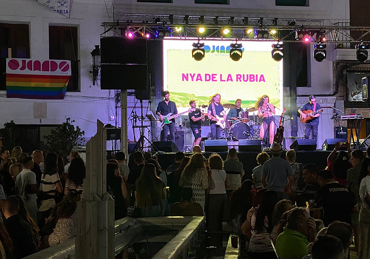 Actuación de Nya de la Rubia en el Escenario Plaza de Ojeando, en Ojén.