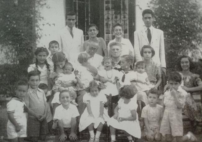 Horacio Oliva y Trinidad Marra-López rodeados de sus nietos. Archivo familiar