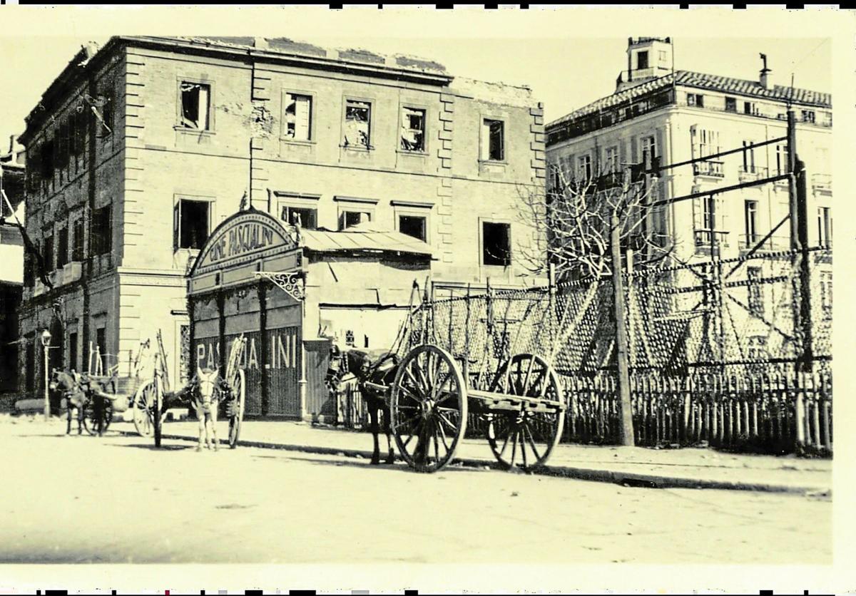 El Banco de España de la calle Córdoba y el Cine Pascualini en 1937.