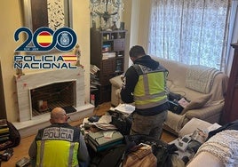 Los agentes registran uno de los domicilios de los supuestos estafadores.