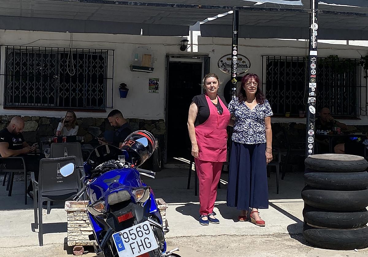 María Antonia y María del Mar González Palmero, de la Venta El Madroño en la A-397 que hoy vuelve a recibir clientela.