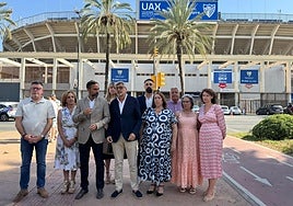 Los socialistas, durante la rueda de prensa en frente de La Rosaleda.