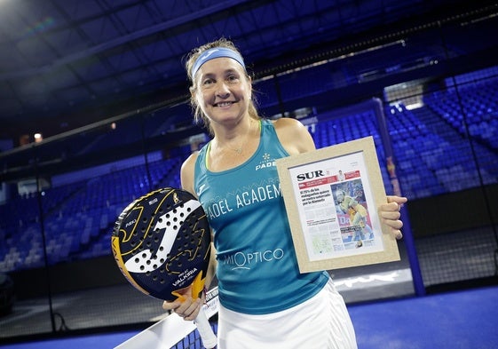 Carolina, posando con la portada de SUR de su primer título en el Carpena, en 2013.