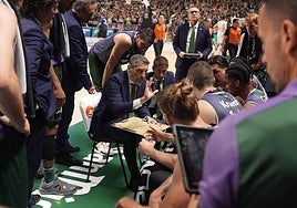 Ibon Navarro da instrucciones en un tiempo muerto.