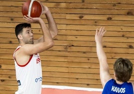 Folgueiras lanza un triple.