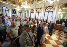 Minuto de silencio al arrancar el acto de homenaje a José María Martín Carpena, este martes en el Salón de los Espejos del Ayuntamiento.