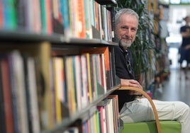 Felipe R. Navarro posa en la librería Luces de la capital para esta entrevista.