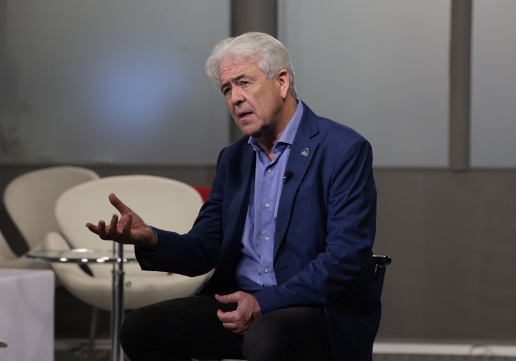 Otra imagen de Emilio Alba durante la entrevista.