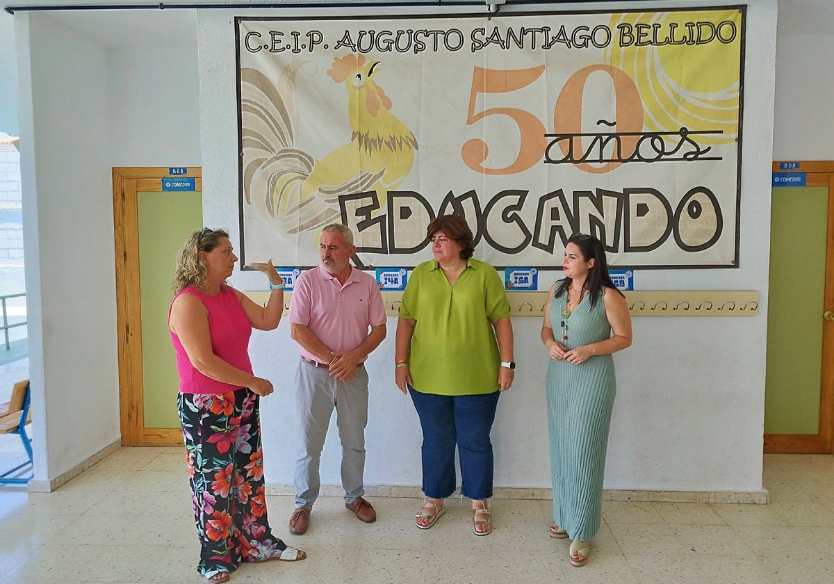 Los ediles Jesús María Claros y Lourdes Piña, en el colegio Reñidero.
