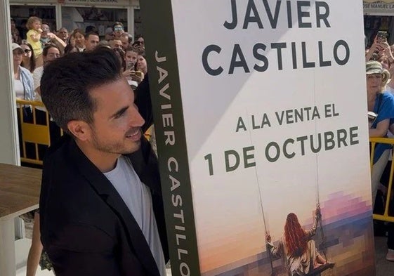 El escritor Javier Castillo dio a conocer la portada en la pasada Feria del Libro.