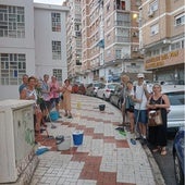 Parte de los vecinos, durante la acción de protesta.