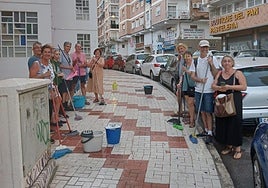 Parte de los vecinos, durante la acción de protesta.