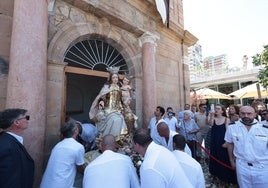 La nueva imagen de la Virgen del Carmen entra en la remozada capilla portuaria.