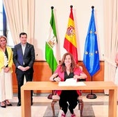 Firma del acuerdo para mejorar el sistema educativo entre Junta y sindicatos ayer en San Telmo.