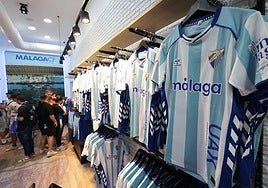 Las nuevas camisetas del Málaga, en la tienda oficial del club.