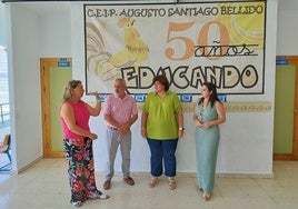 Los ediles Jesús María Claros y Lourdes Piña, en el colegio Reñidero.
