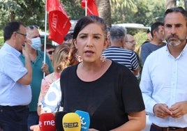 La viceportavoz de Con Málaga, Toni Morillas, y el portavoz del PSOE, Dani Pérez, en el paseo del Parque, justo al lado del Ayuntamiento de Málaga