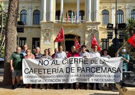 Concejales de la oposición y trabajadores de la cafetería de Parcemasa se concentran a las puertas del Ayuntamiento para pedir que no cese la actividad.