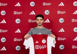 Raúl Moro posa con la camiseta del Ajax.