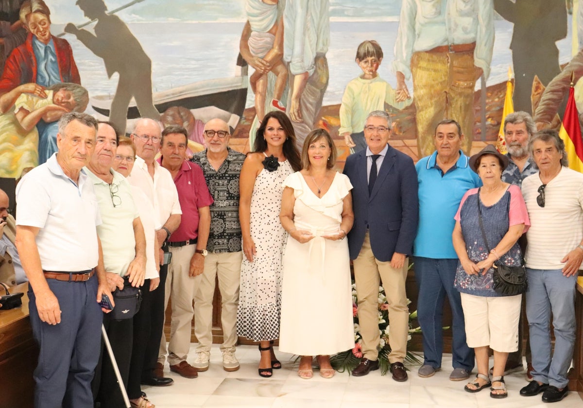 Entrega del reconocimiento a la peña El Piyayo.