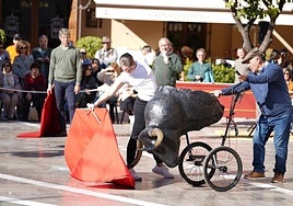 Imagen de archivo de una clase de toreo de salón ofrecida por alumnos de esta escuela.