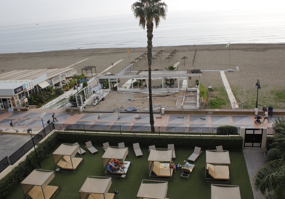 Vista del paseo marítimo de Torremolinos desde un establecimiento hotelero.