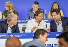 Elías Bendodo, Antonio Repullo y Juanma Moreno, en un momento de la reunión.