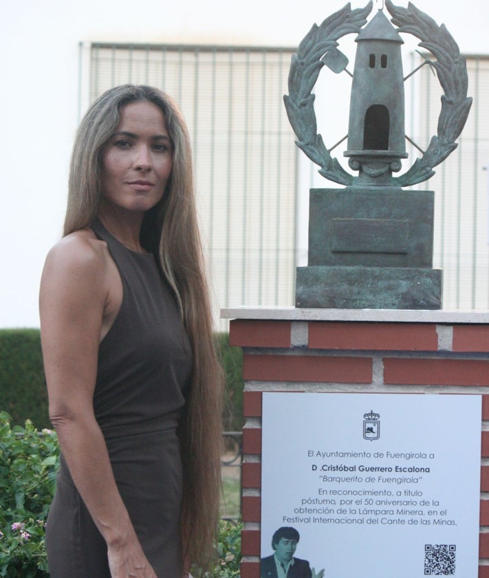 Imagen secundaria 2 - La alcaldesa de Fuengirola, Ana Mula, inauguró la réplica de la Lámpara Minera descubierta este jueves en honor a Barquerito ante la presencia de la familia del cantaor.