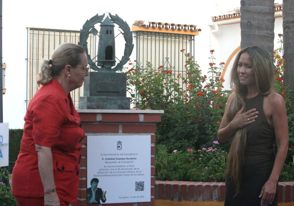 Imagen principal - La alcaldesa de Fuengirola, Ana Mula, inauguró la réplica de la Lámpara Minera descubierta este jueves en honor a Barquerito ante la presencia de la familia del cantaor.