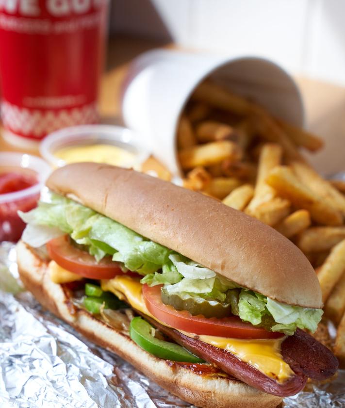 Imagen secundaria 2 - Five Guys inaugura su resturante en el Centro de Marbella