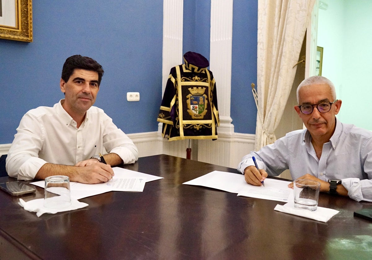 El alcalde de Coín y un responsable de Endesa firman el acuerdo para la nueva subestación eléctrica.