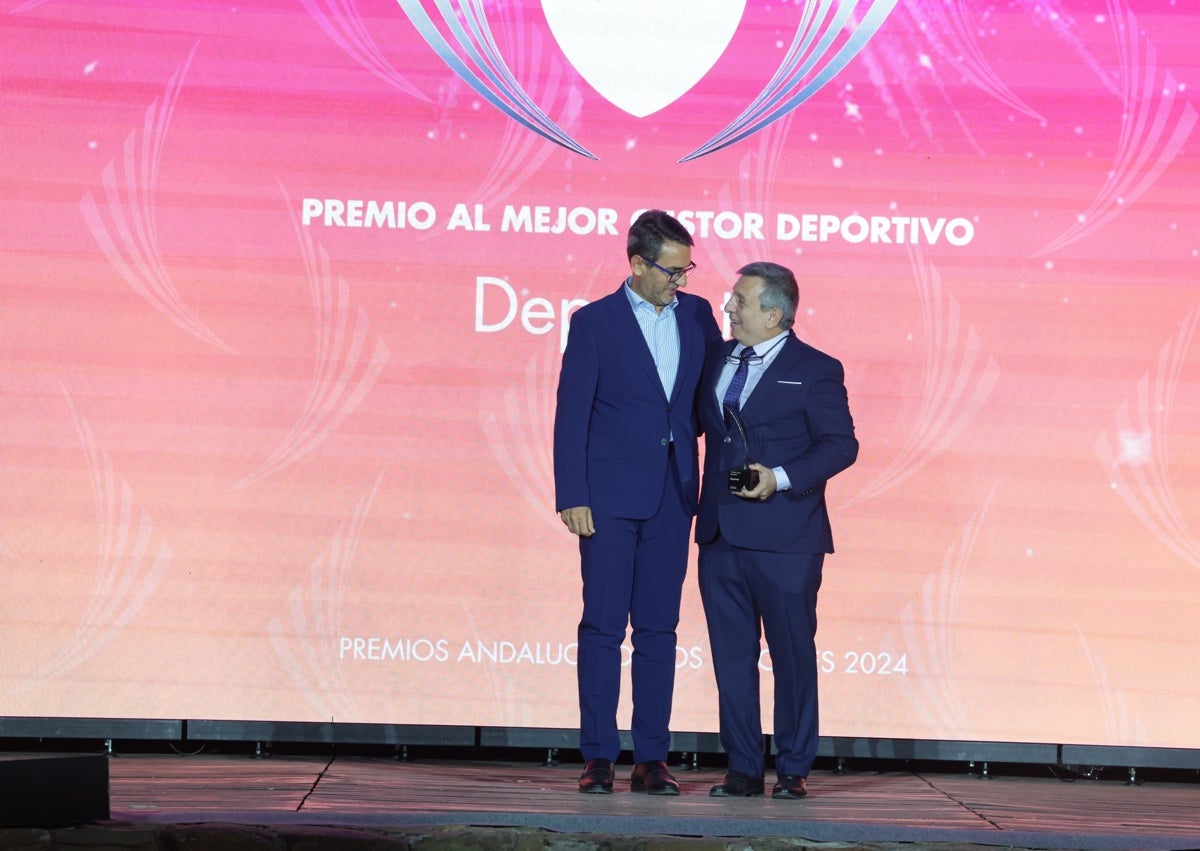 Imagen secundaria 1 - Ayoub Ghadfa, Joaquín Cuevas y los padres de Rafa Montero.