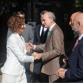 Montero y De la Torre se saludan esta mañana a las puertas del Rectorado de Málaga.