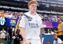 Jeremy de León sale a calentar con el primer equipo del Real Madrid.