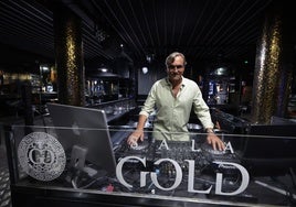 Juan Rambla en la mesa de DJ de la Sala Gold, la discoteca ubicada en el Centro.