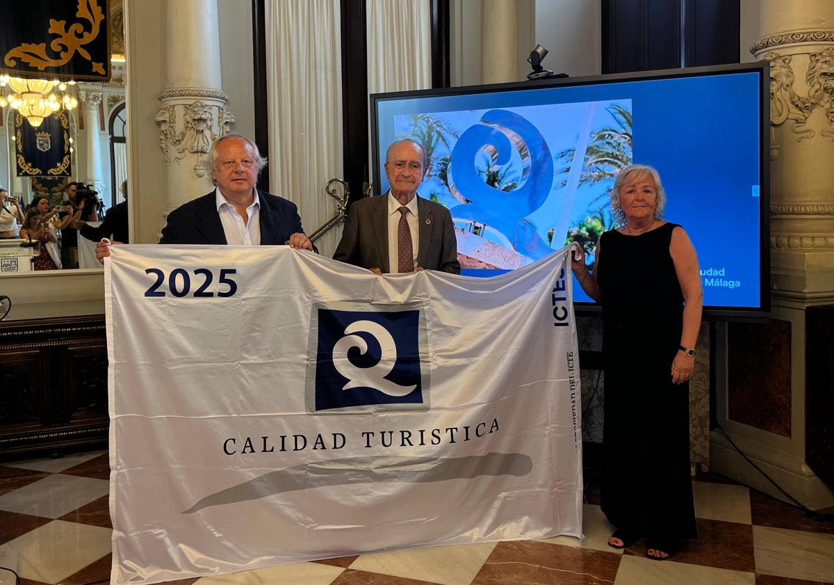 Imagen principal - Acto de entrega de las banderas.