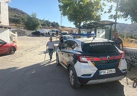 Un vehículo de la Guardia Civil, este pasado sábado en la aldea de Espino, en la batida vecinal que localizó el pico.
